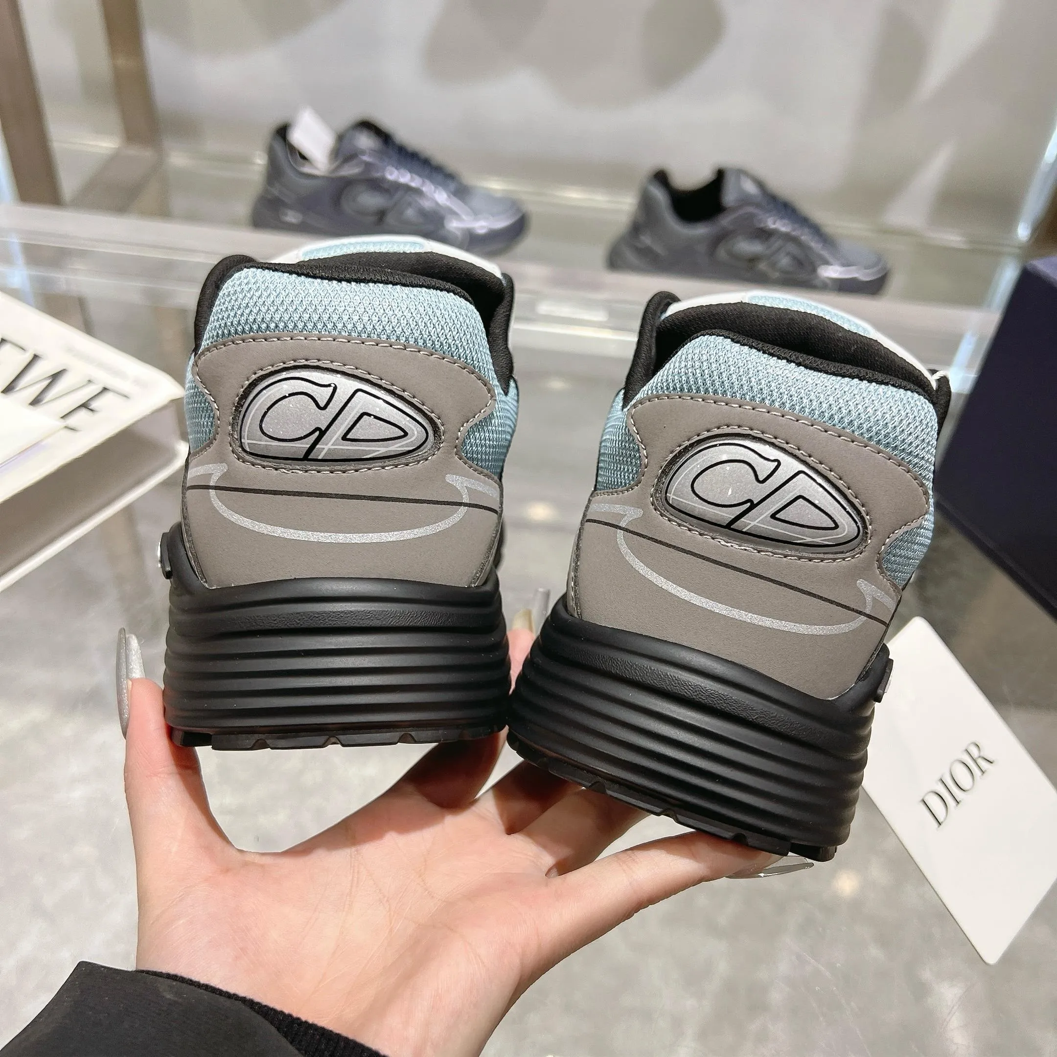 👟👟Ex-factory price 520👟👟 H612 high version B30 low-top sneakers are one of the flagship styles of this series. Crafted from mesh and technical fabrics, it's finished with a reflective 'CD30' graphic and 'DIOR B30' and 'CD30' logos on the heel and tongue. The extra-light, sculpted rubber sole adds style with signature accents, while internal stretch details create ideal comfort. Can be paired with a variety of casual looks to show a fashionable, modern and sporty style. ✅Size: 35-47 (45-46-47 customized, non-returnable and non-exchangeable) ✅Sole material: Original ultra-light IP sole ✅Packaging: Brand new counter packaging